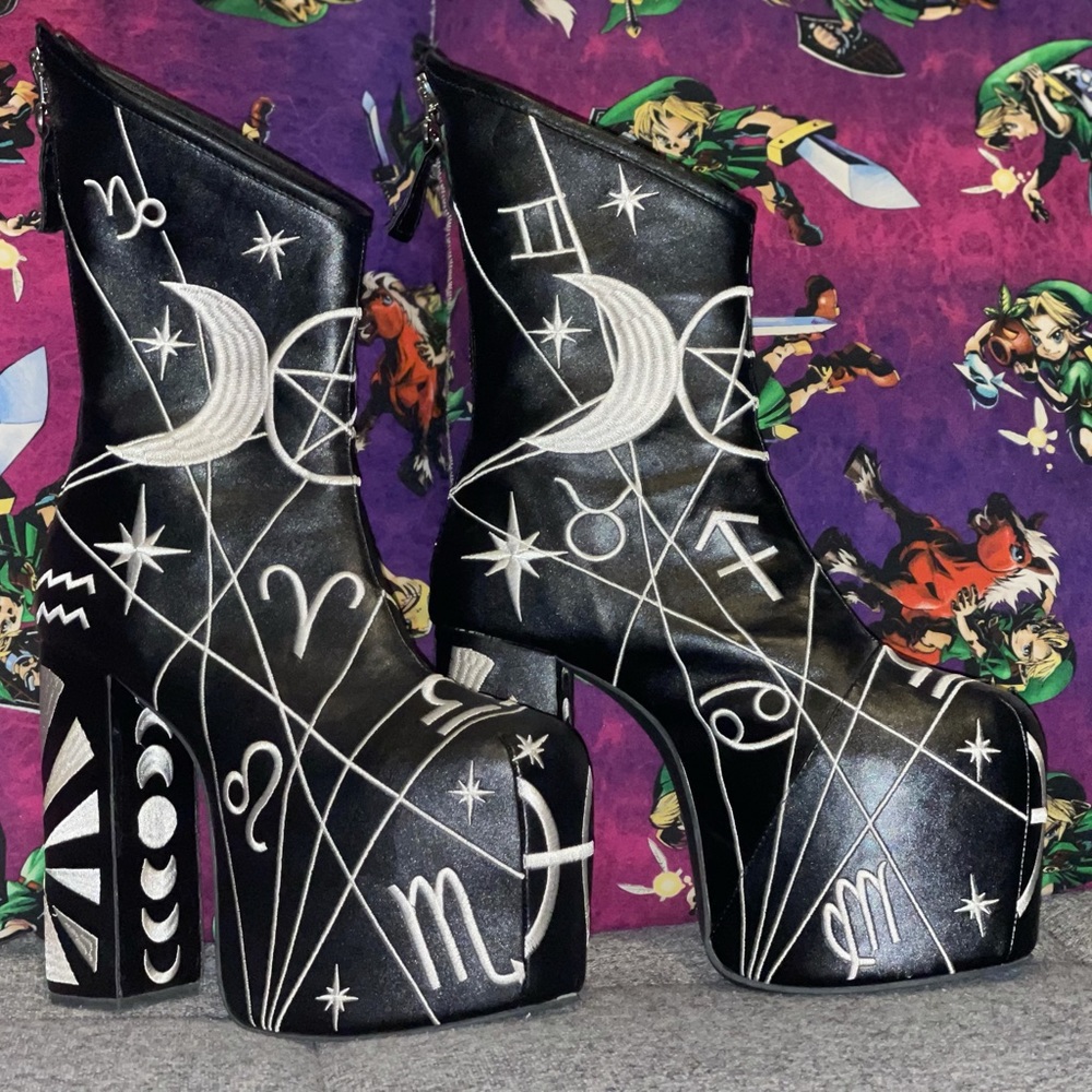 Current Mood-Zodiac Platform Boots Size 8